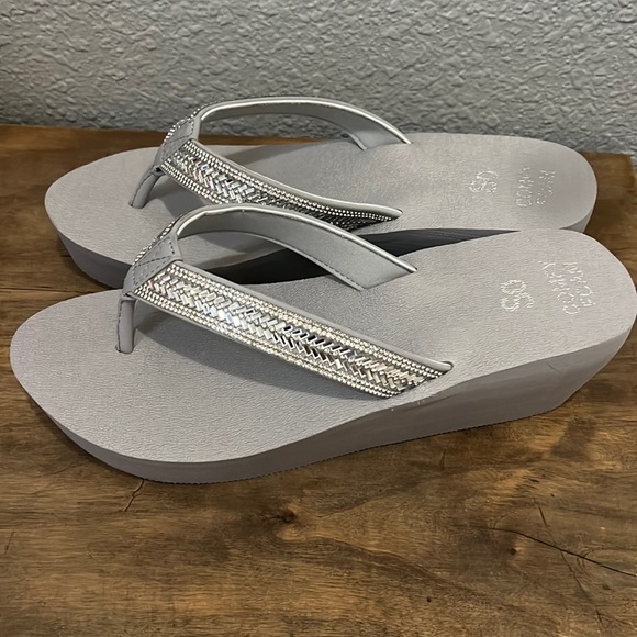 SO Shoes - SO comfy foam flip flops silver size 11